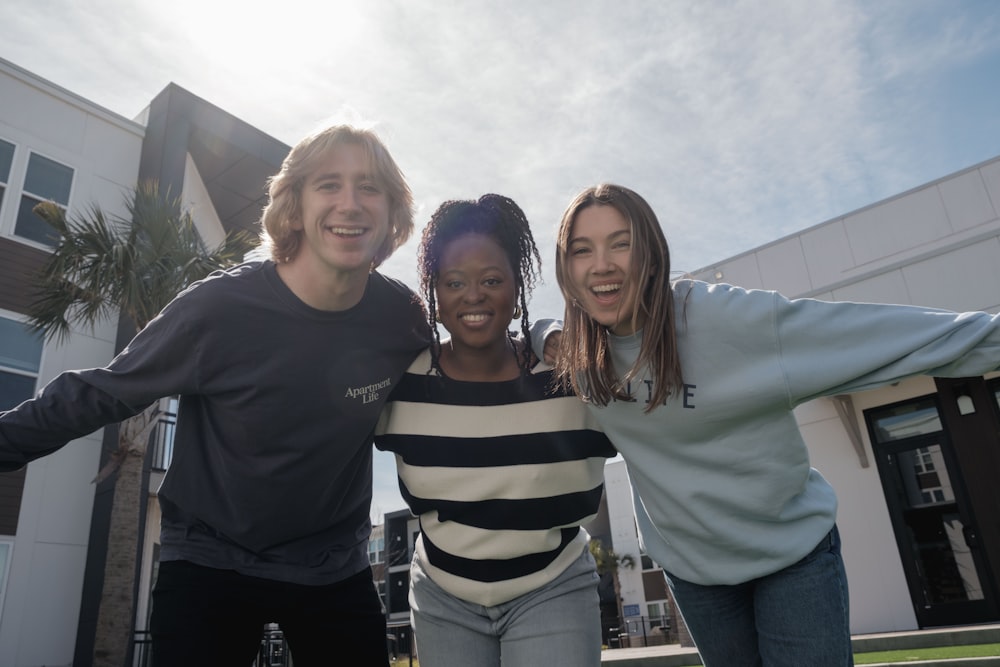 Estudiantes sonriendo después de clase