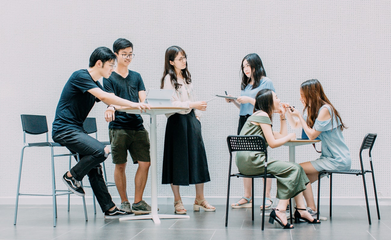 Estudiantes conversando en grupo durante una clase de inglés