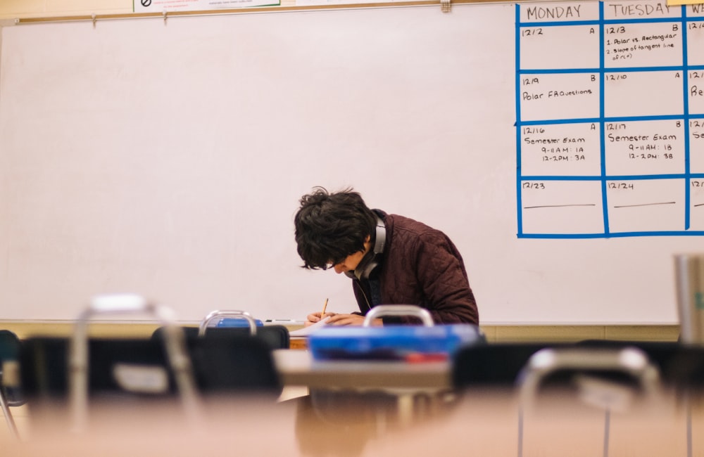 Estudiantes trabajando juntos en clase sabatina